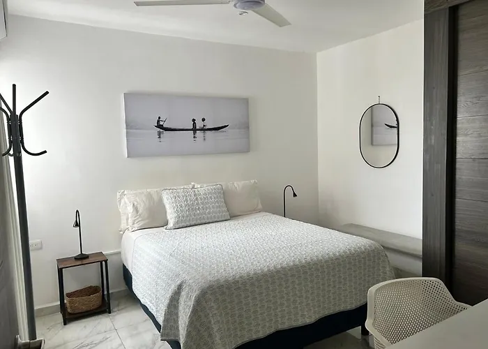 Apartment Rooftop Pool & Ocean Views Near 5th Ave