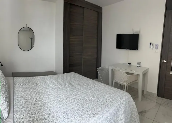 Apartment Rooftop Pool & Ocean Views Near 5th Ave