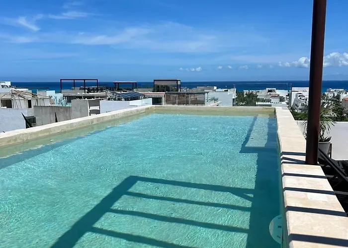 Apartment Rooftop Pool & Ocean Views Near 5th Ave